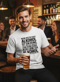 Glücklicher Mann mit Bier in der Hand in der Bar trägt ein weißes T-Shirt mit lustigem deutschem Schriftzug. 