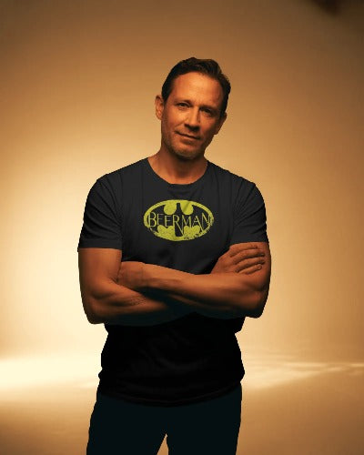 Ein Mann der das lustige BEERMAN T-Shirt trägt. Bierliebhaber trägt Humor und Style in einem.